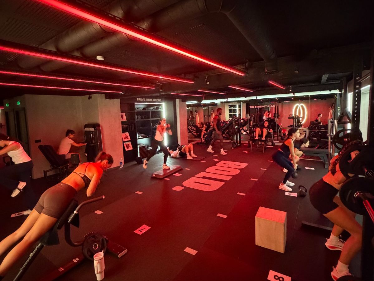Séance de renforcement dans The Strength Lab, machines et charges libres